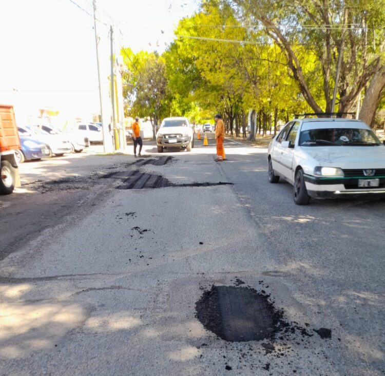 Continúa la reparación de baches y luminarias en la Av. Santos Ortiz y en las rutas 9 y 20