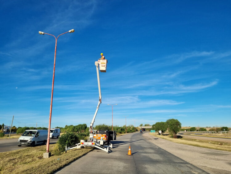 Continúa la reparación de baches y luminarias en la Av. Santos Ortiz y en las rutas 9 y 20