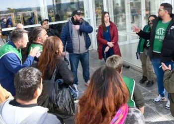 Trabajadores despedidos reclamaron en el Hospital Central Ramón Carrillo