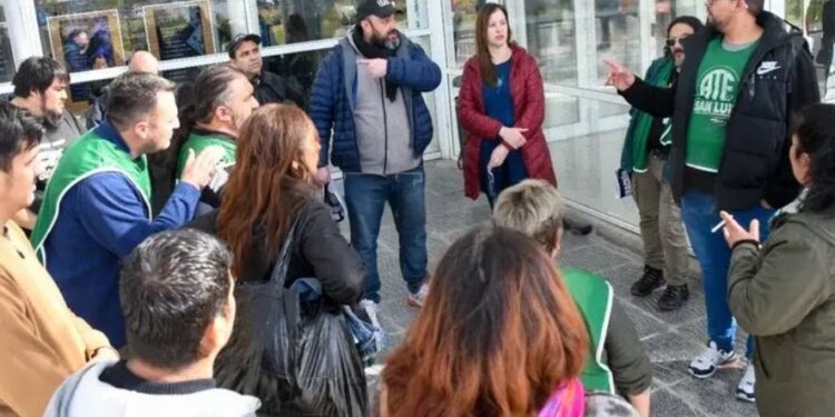 Trabajadores despedidos reclamaron en el Hospital Central Ramón Carrillo