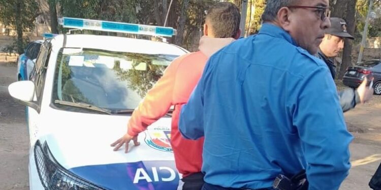 Un joven y un hombre fueron demorados por ingerir bebidas alcohólicas y por ocasionar disturbios en la vía pública