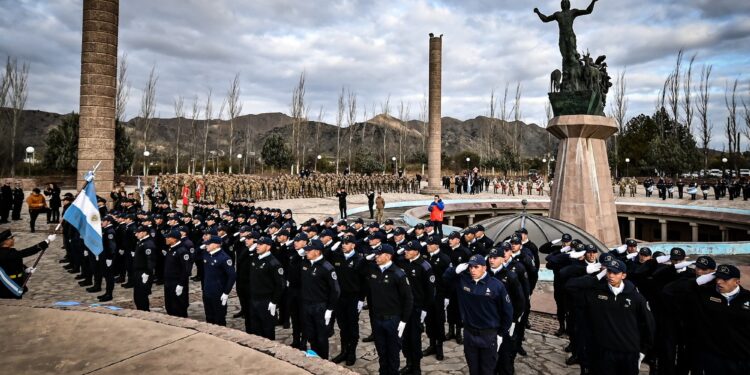 Soldados y cadetes del ISSP realizaron la jura de lealtad a la Bandera Argentina