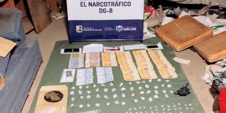 Juana Koslay: la Policía anuló dos kioscos de drogas, incautó sustancias valuadas en más de 3 millones de pesos y detuvo a tres hombres