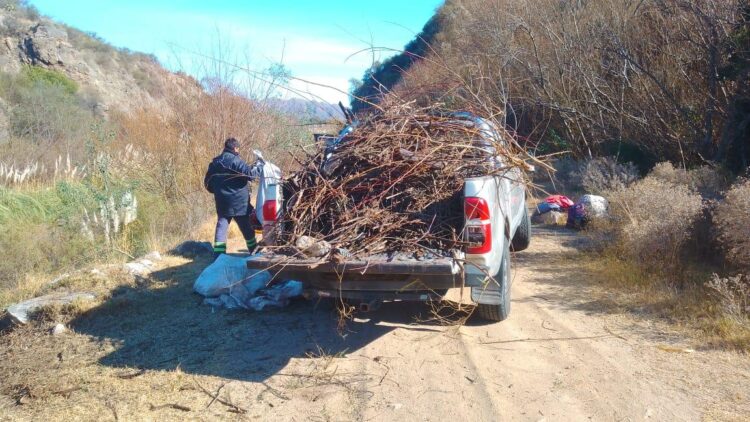 Desmalezaron y removieron residuos en el peridique de Cruz de Piedra