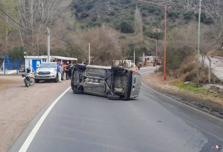 Un vehículo volcó en la ruta provincial 18