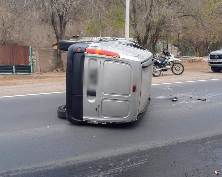 Un vehículo volcó en la ruta provincial 18