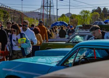 Color y emoción en el encuentro de autos clásicos y motos vintage