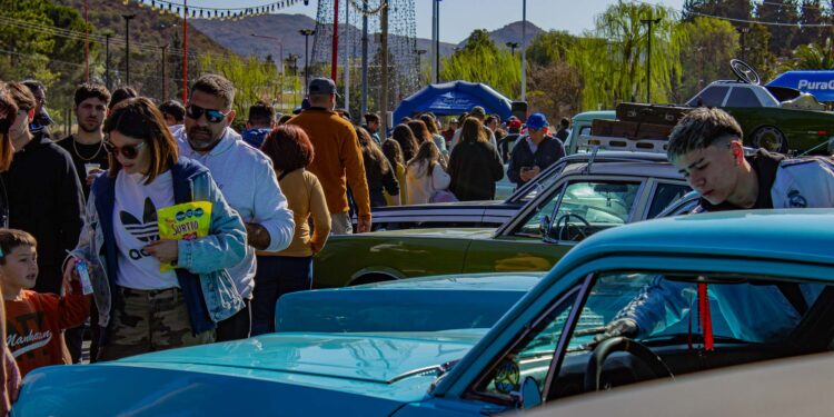 Color y emoción en el encuentro de autos clásicos y motos vintage
