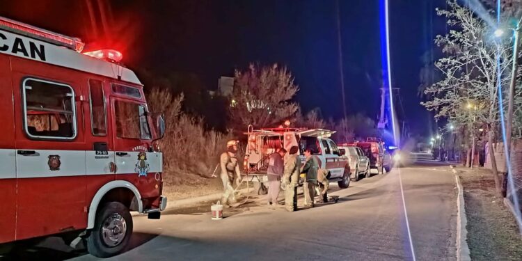 Bomberos Voluntarios controlaron un incendio en El Volcán
