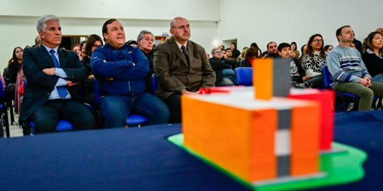 Charla por la entrega de 25 viviendas en Juana Koslay