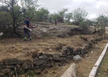 San Luis Agua trabaja en la limpieza del dique Cruz de Piedra