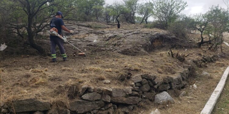 San Luis Agua trabaja en la limpieza del dique Cruz de Piedra