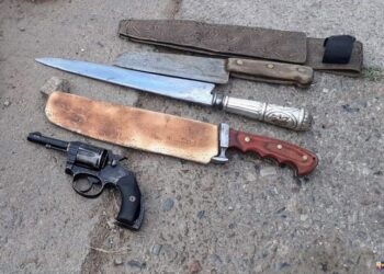 Tras un disturbio, la Policía demoró a un sujeto que tenía en su poder un arma de fuego y cuchillos