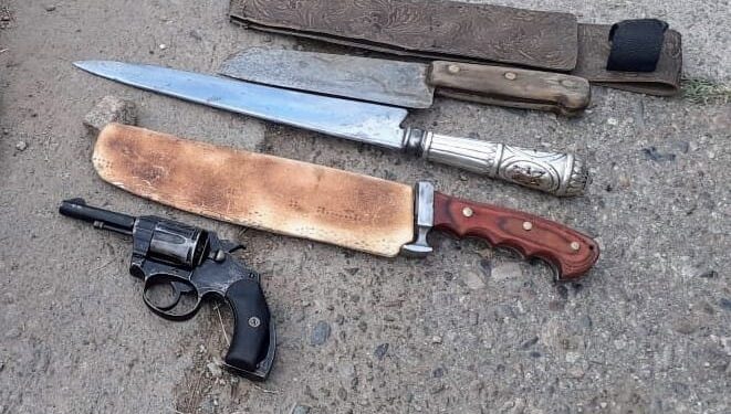 Tras un disturbio, la Policía demoró a un sujeto que tenía en su poder un arma de fuego y cuchillos