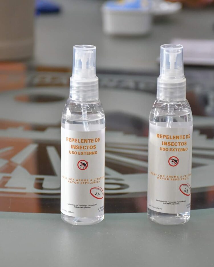 JUANA KOSLAY FIRMO UN CONVENIO PARA LA ADQUISICIÓN DE REPELENTES