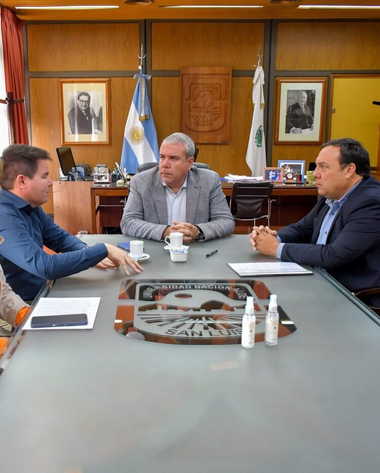 JUANA KOSLAY FIRMO UN CONVENIO PARA LA ADQUISICIÓN DE REPELENTES