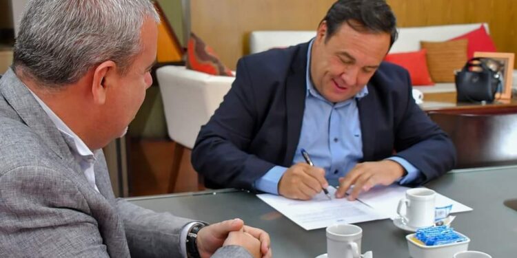 JUANA KOSLAY FIRMO UN CONVENIO PARA LA ADQUISICIÓN DE REPELENTES