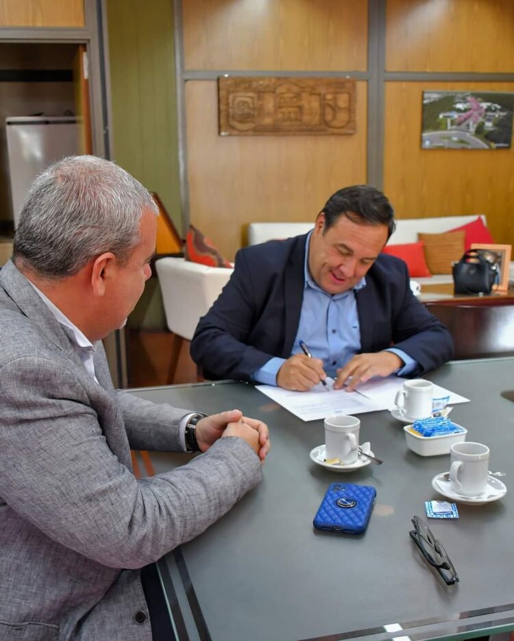 JUANA KOSLAY FIRMO UN CONVENIO PARA LA ADQUISICIÓN DE REPELENTES