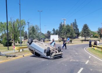 Dos adultos y una bebé fueron hospitalizados tras un accidente entre dos vehículos en la rotonda Cruz de Piedra; uno de los conductores dio positivo en el alcotest
