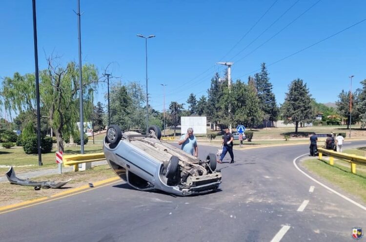 Dos adultos y una bebé fueron hospitalizados tras un accidente entre dos vehículos en la rotonda Cruz de Piedra; uno de los conductores dio positivo en el alcotest