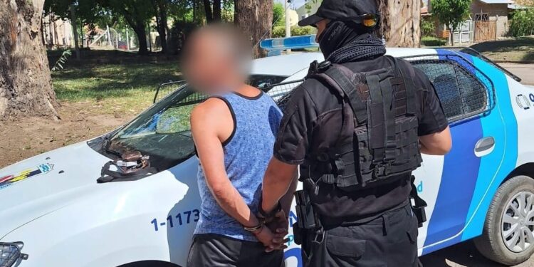 Demoraron a un individuo por violencia de género y por provocar disturbio frente a una vivienda