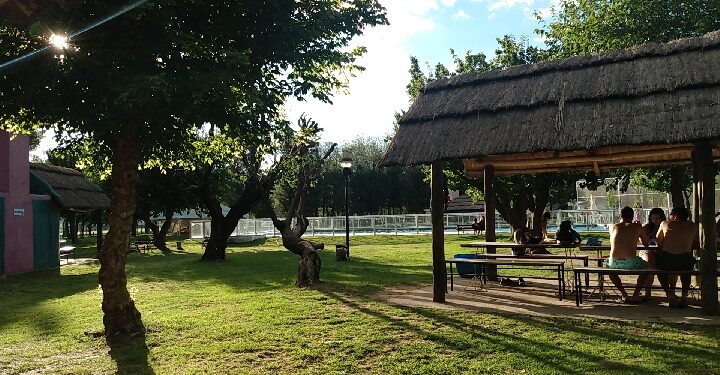 Un adolescente falleció tras descompensarse en un complejo recreativo