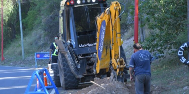 Recambian cañerías de distribución del agua en Las Chacras.