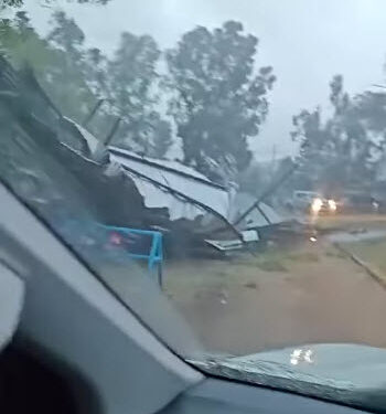 Temporal: Voladura de techo de comercio de Juana KOSLAY