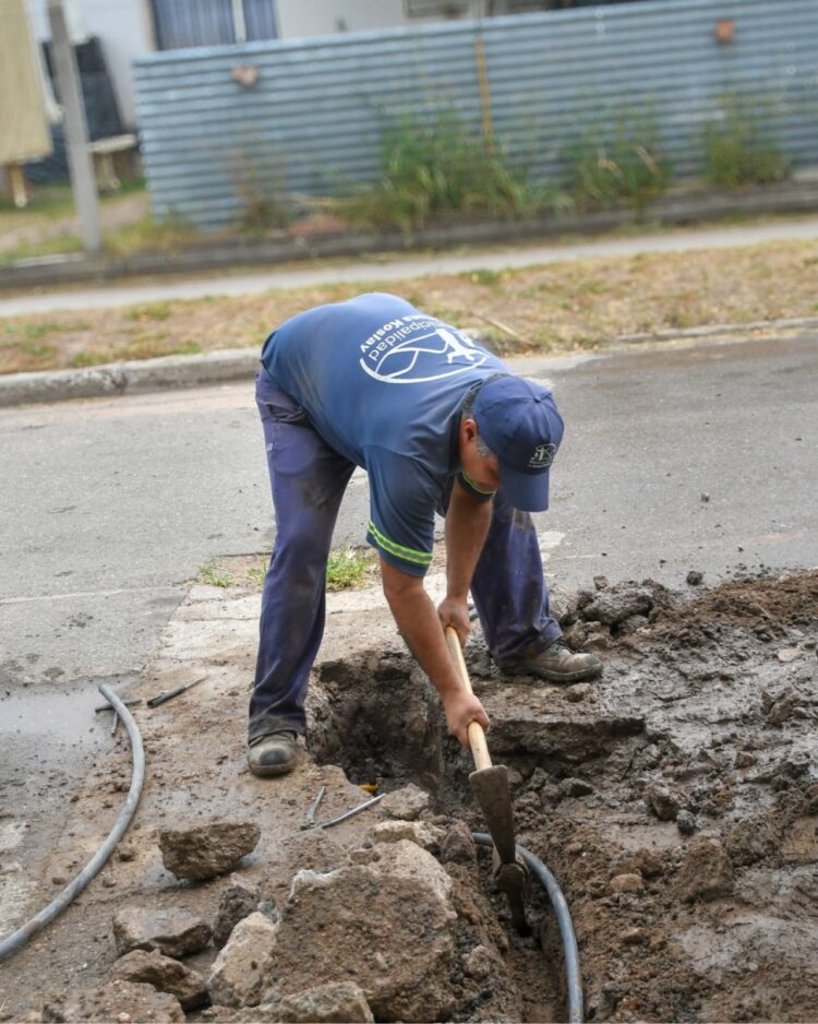 Personal municipal trabaja en el recambio de cañerias en el Barrio Las Palmeras