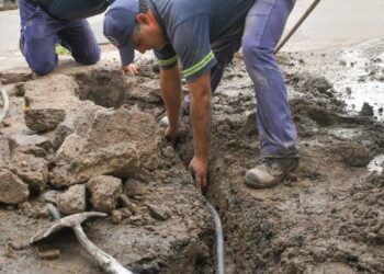 Personal municipal trabaja en el recambio de cañerias en el Barrio Las Palmeras