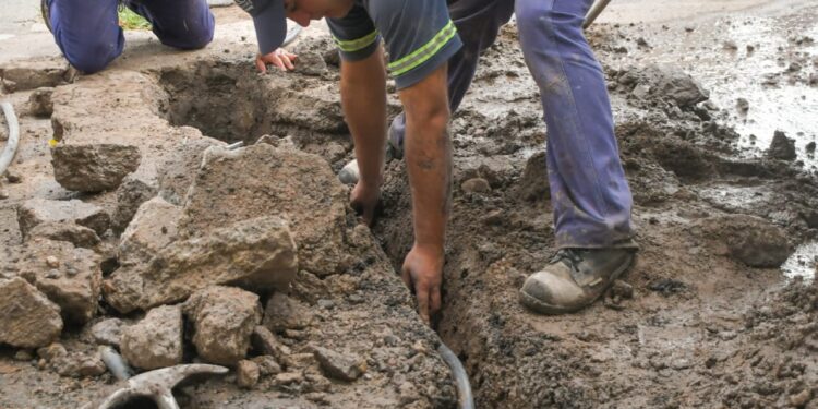 Personal municipal trabaja en el recambio de cañerias en el Barrio Las Palmeras