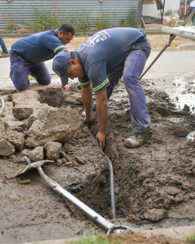 Personal municipal trabaja en el recambio de cañerias en el Barrio Las Palmeras