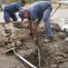 Personal municipal trabaja en el recambio de cañerias en el Barrio Las Palmeras