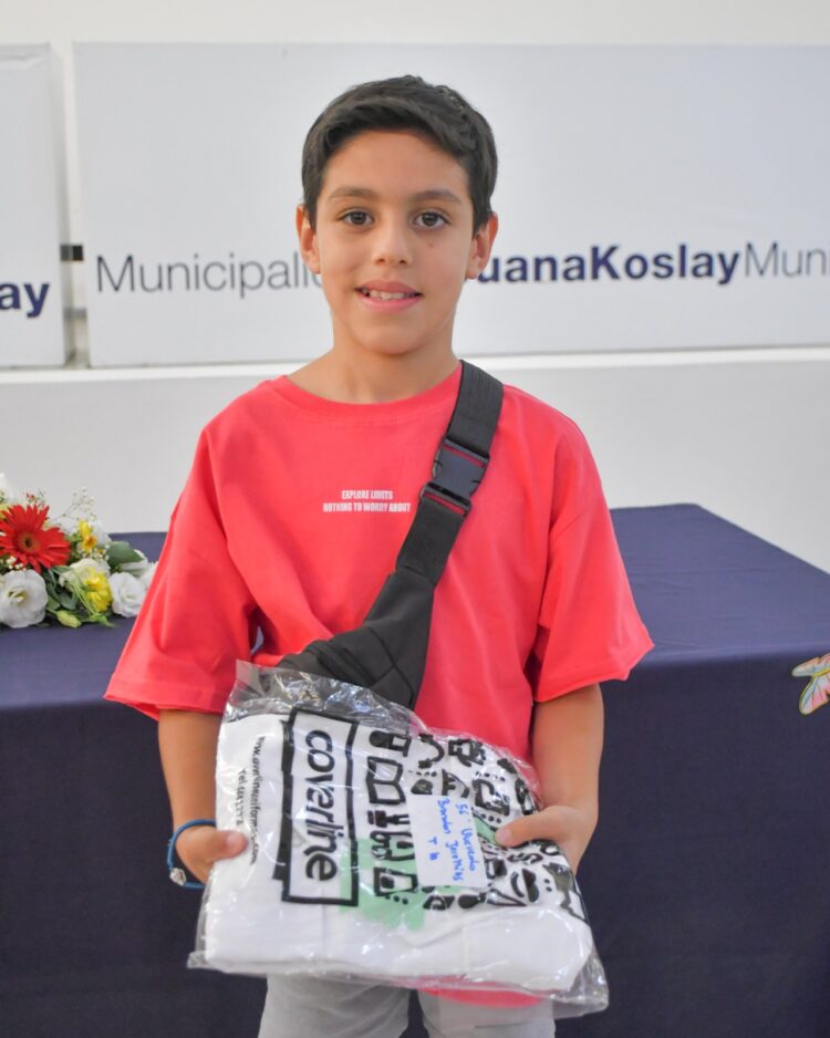El municipio de Juana Koslay entregó guardapolvos escolares