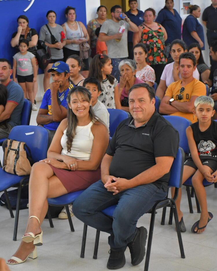 El municipio de Juana Koslay entregó guardapolvos escolares