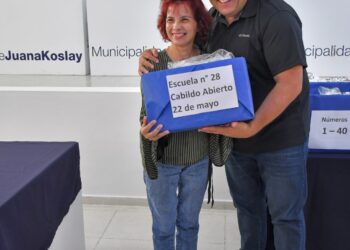 El municipio de Juana Koslay entregó guardapolvos escolares