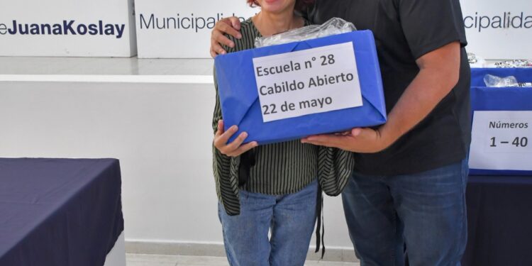 El municipio de Juana Koslay entregó guardapolvos escolares