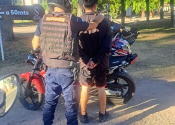 Demoraron a un sujeto que circulaba en una moto sin documentación y en contramano