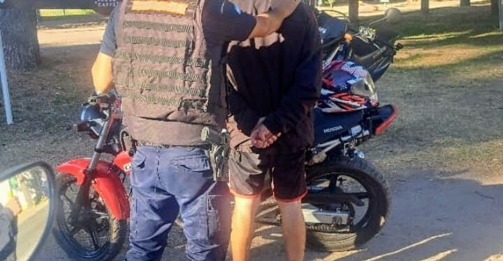 Demoraron a un sujeto que circulaba en una moto sin documentación y en contramano