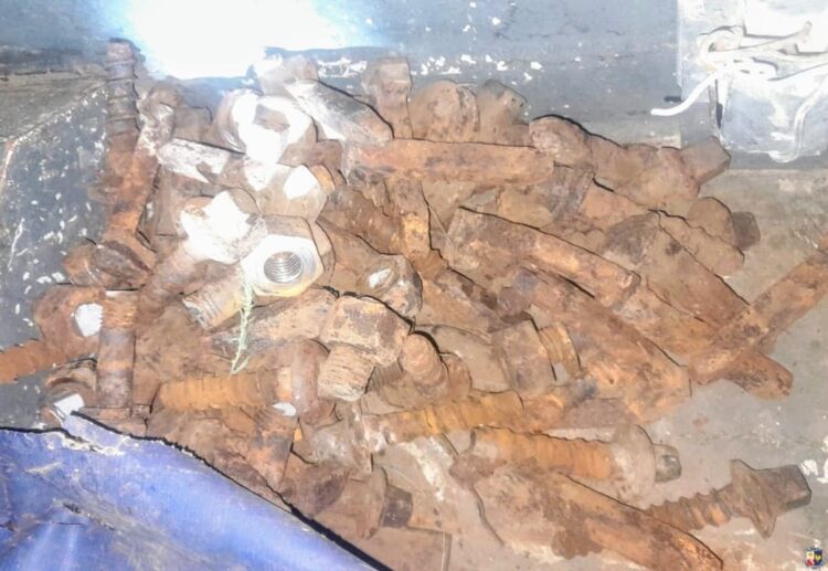 Donovan: demoraron a tres individuos que tenían rieles y piezas de anclaje de ferrocarril