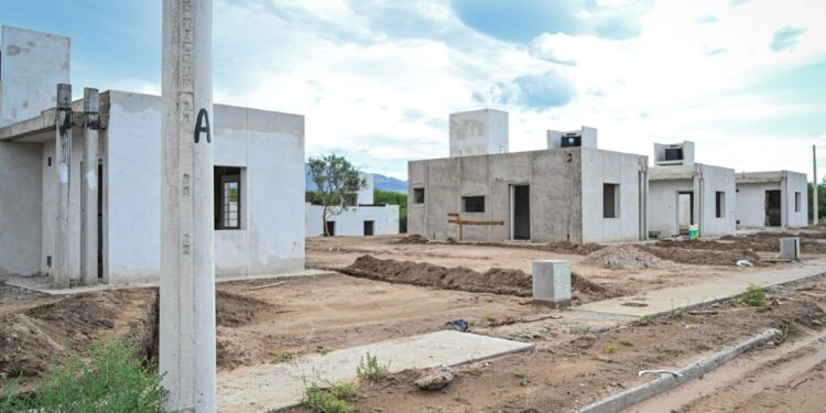 La obra de viviendas en Juana Koslay supera el 60% de avance