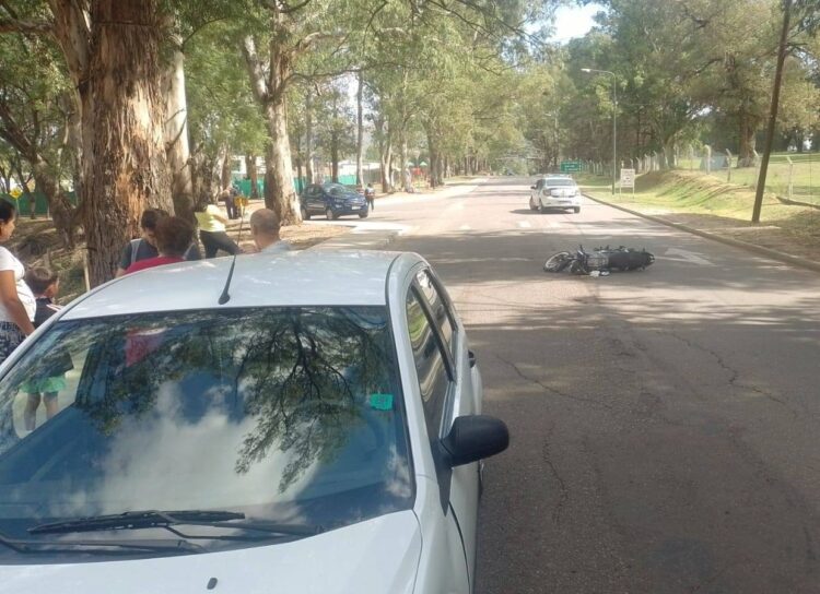 Accidente en Juana Koslay entre un auto y una motocicleta