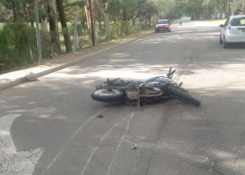 Accidente en Juana Koslay entre un auto y una motocicleta