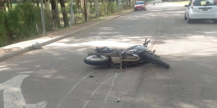 Accidente en Juana Koslay entre un auto y una motocicleta