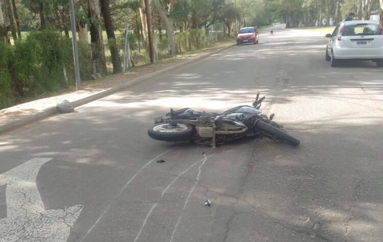 Accidente en Juana Koslay entre un auto y una motocicleta