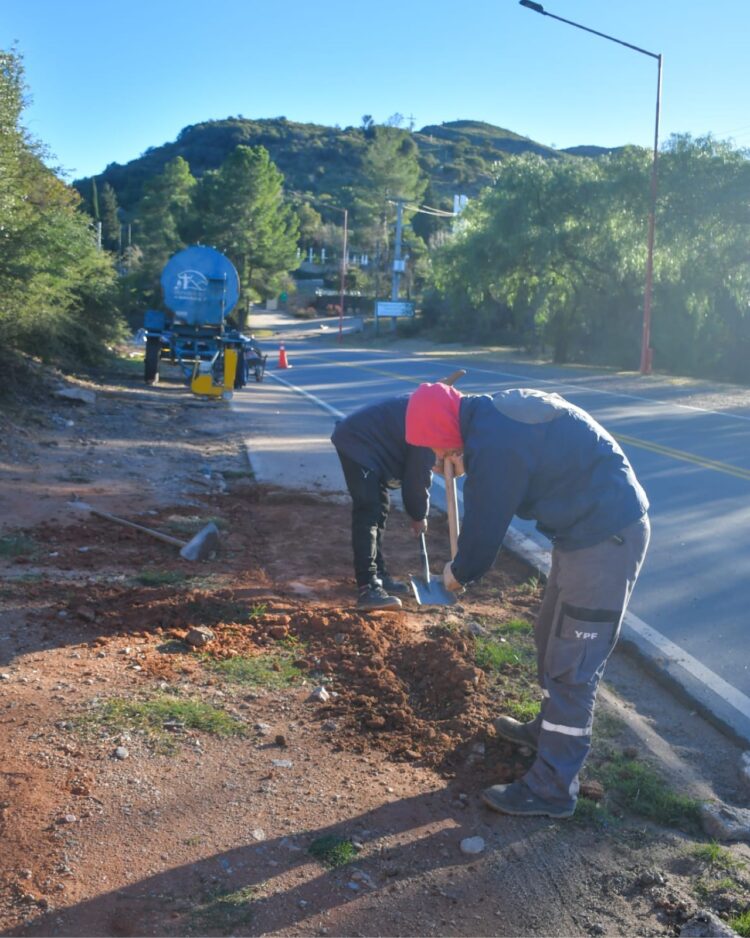 Realizan tareas de bacheo sobre tuta prov. 18