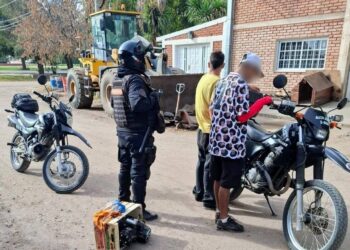 La Policía demoró a dos jóvenes que tenían un motor de motocicleta de dudosa procedencia y semillas de marihuana
