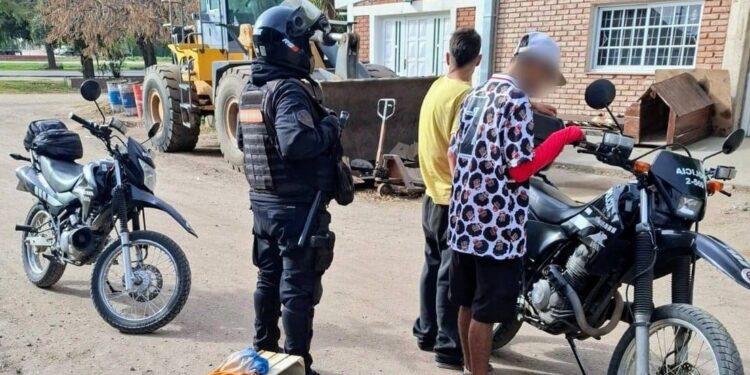 La Policía demoró a dos jóvenes que tenían un motor de motocicleta de dudosa procedencia y semillas de marihuana