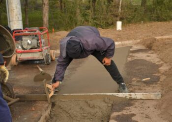 Realizan tareas de bacheo y reparación en arterias de la ciudad
