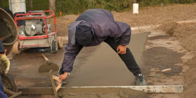 Realizan tareas de bacheo y reparación en arterias de la ciudad